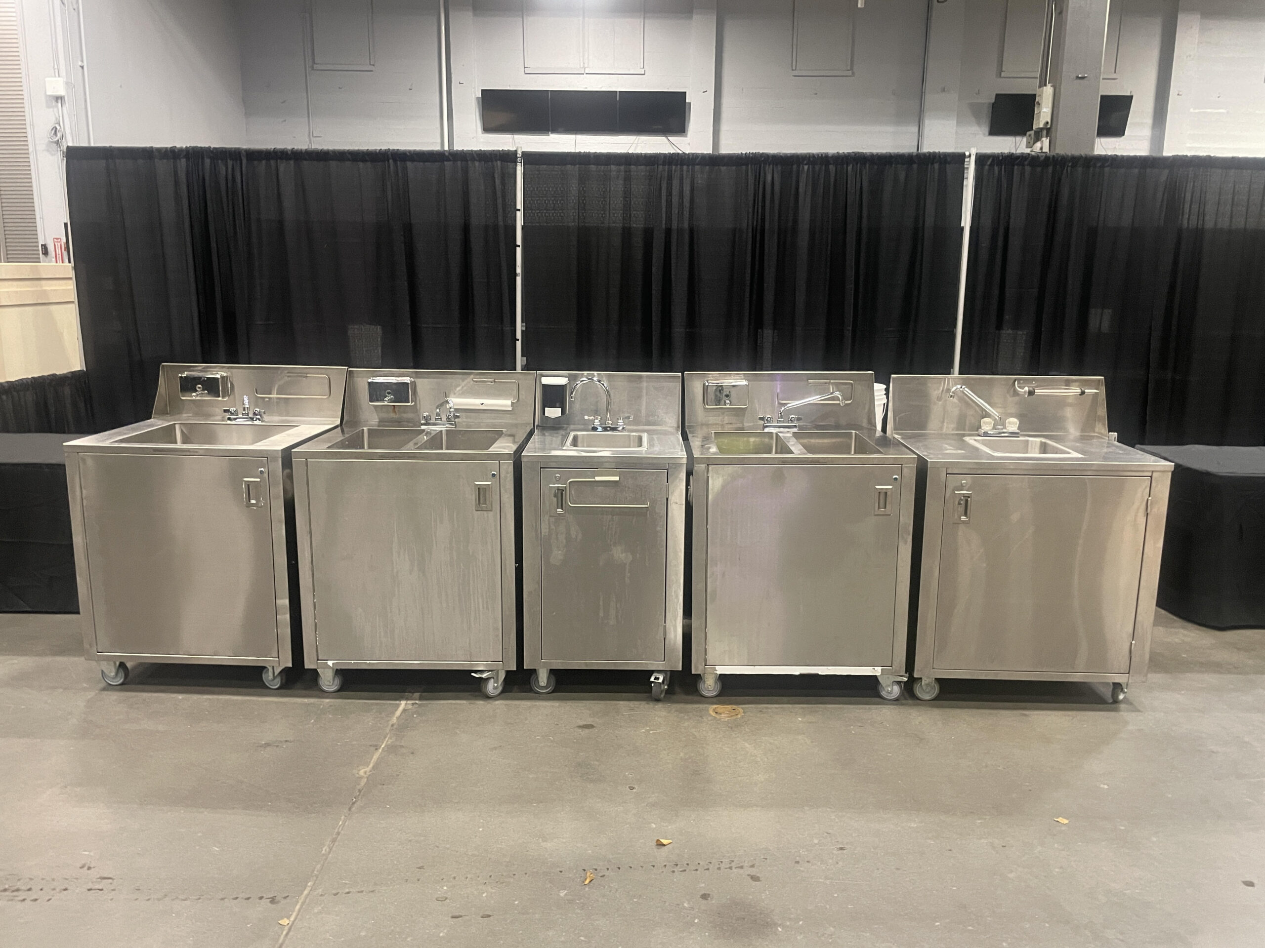 Portable hot water handwash sink station